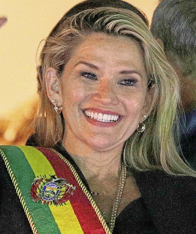 Jeanine Anez mit der Schrpe des Prsidenten  | Foto: Juan Karita (dpa)