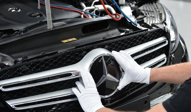 Mercedes steht in den nchsten Jahren vor greren Umbauten.    | Foto: Carmen Jaspersen (dpa)