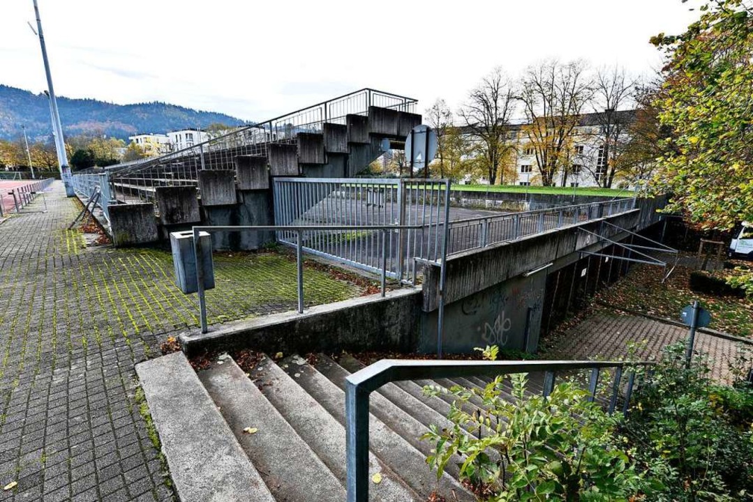 Die Tribne des Uni-Stadions ist schon...k (Zufahrt unten rechts auf dem Foto).  | Foto: Thomas Kunz