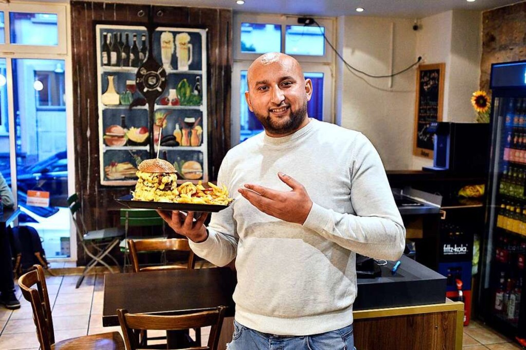 Kushtrim Sofra serviert im Burgermeister im Sthlinger Beef- und Vegan-Burger.  | Foto: Thomas Kunz