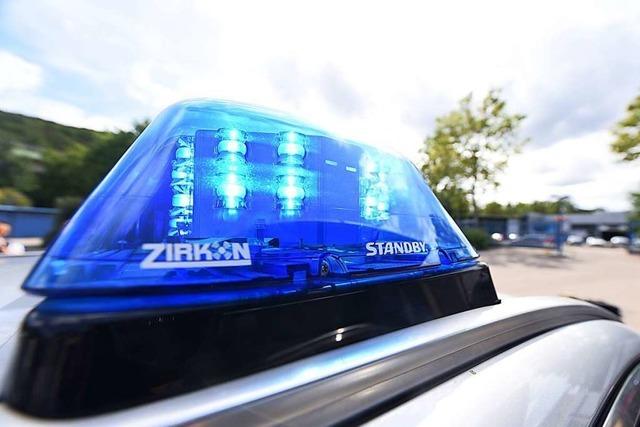 Kran hebt in Rheinfelden Metallstange an – BMW wird getroffen