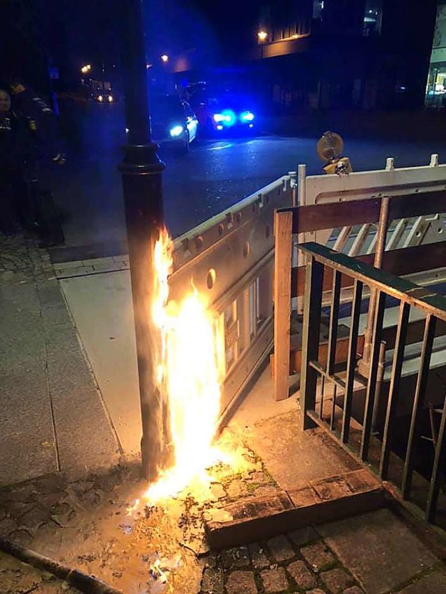 Dieser Bauzaun an der Bahnhofstrae be...eg  brannte in der Nacht auf Freitag.   | Foto: Feuerwehr