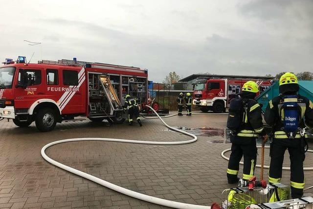 Feuerwehr wegen Rauchentwicklung in Neuenburger Industriebetrieb im Einsatz