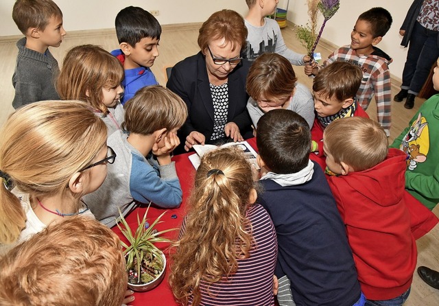 Gebannt lauschten die Kinder der Klass...terin Hannelore Reinbold-Mench vorlas.  | Foto: Benedikt Sommer