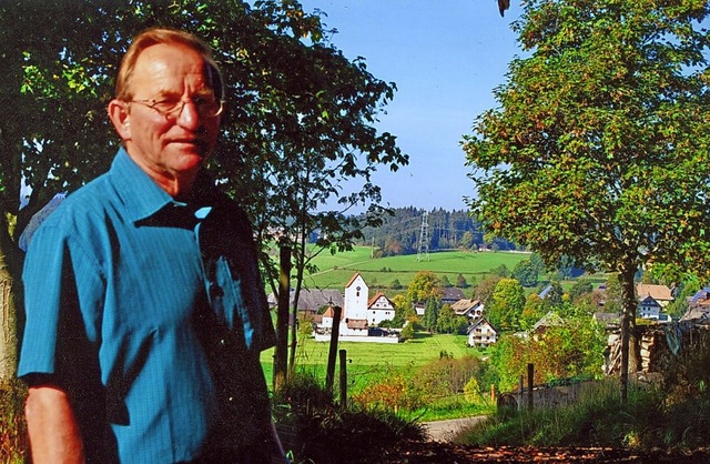 Walter Sigwarth  vom Vitenhof und die weit entfernte  Saiger Ortsmitte.  | Foto: privat