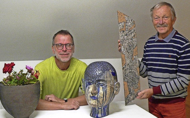 Die beiden Knstler Gerhard Schwarz au...eich mit einer seiner Holzskulpturen.   | Foto: Rosemarie Tillessen
