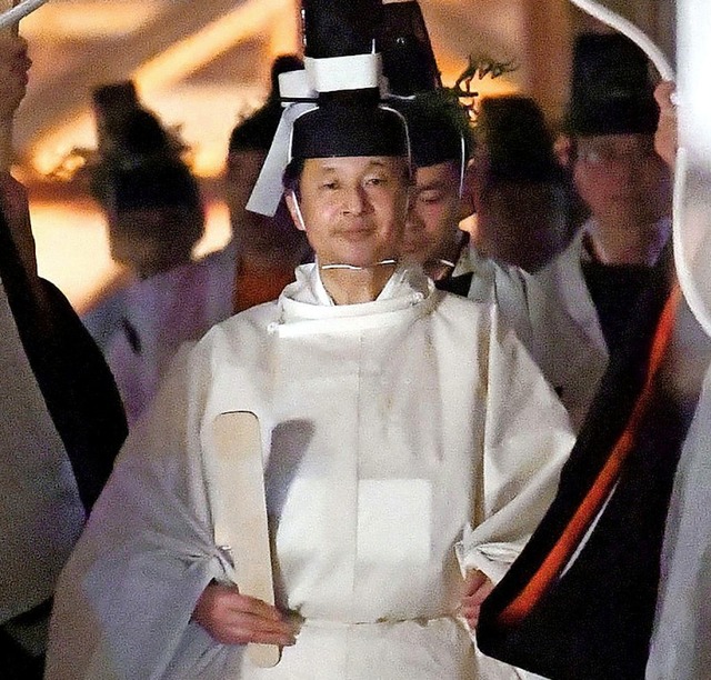 Japans Kaiser Naruhito auf dem Weg zum Ritual  | Foto: Uncredited (dpa)