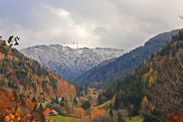 Schnee auf dem Feldberg, bunter Herbst im Dreisamtal.  | Foto: BERND WEHRLE
