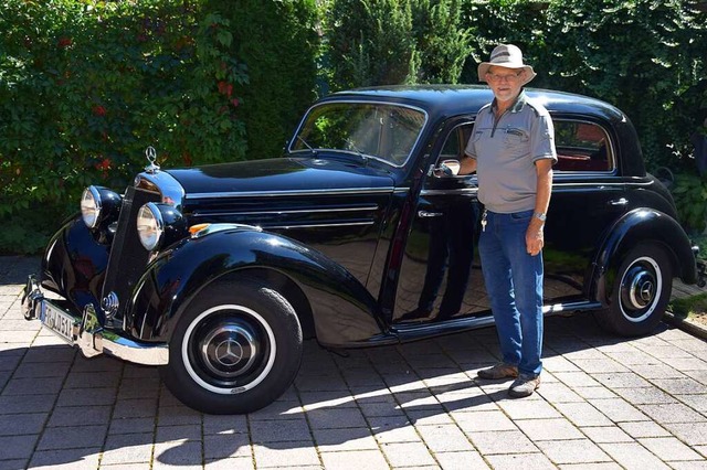 Ludwig Willmann und sein Mercedes Benz... wie sein Besitzer Jahrgang 1951 ist.   | Foto: Nora Bulla
