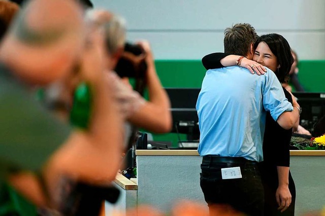 Freude nach dem Wahlergebnis: Robert Harbeck und Annalena Baerbock umarmen sich  | Foto: INA FASSBENDER (AFP)