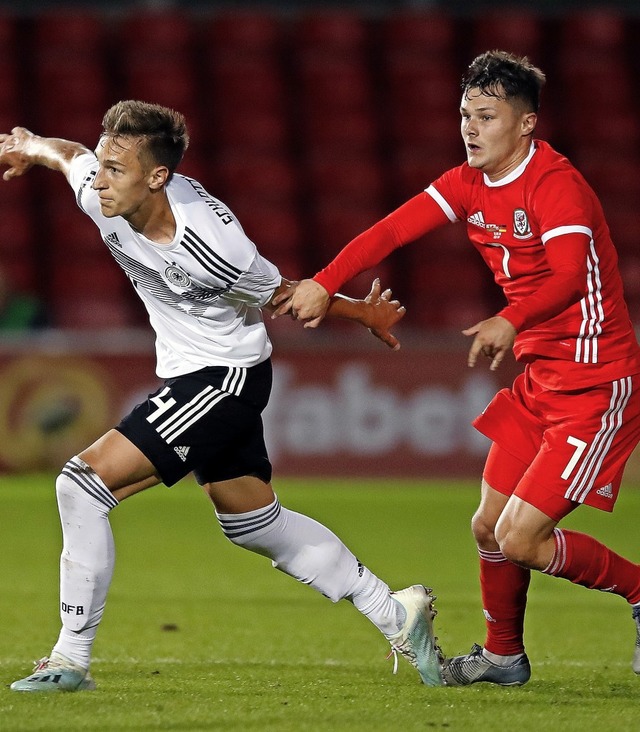 EM-Quali: Nico Schlotterbeck (l.) entw... Liam Cullen, Deutschland gewann 5:1.   | Foto: Martin Rickett