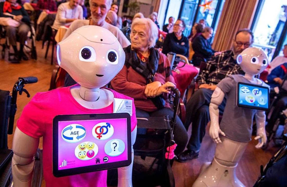 Bringt Leben in den tristen Alltag: Roboter Pepper in einem Altenheim  | Foto: Boris Roessler