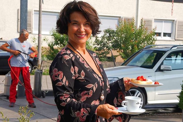 Whrend Inhaber Reiner Probst das Auto...gt, ldt Mirjana Kuti ins Bistro ein.   | Foto: Petra Wunderle