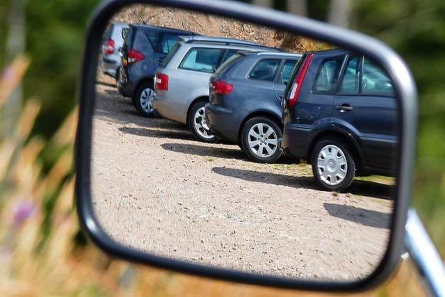 Autofahrer begeht Unfallflucht auf Supermarkt-Parkplatz in Freiburg-Littenweiler