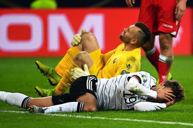 SC-Freiburg-Strmer  Luca Waldschmidt ...nder Gutor (Aleksandr Gutor) am Boden.  | Foto: Federico Gambarini (dpa)