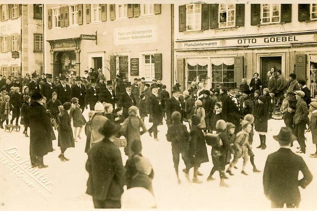 Die  belebte Hauptstrae 1920 mit dem ... von Albert Villinger im Hintergrund.   | Foto: Roland Weis