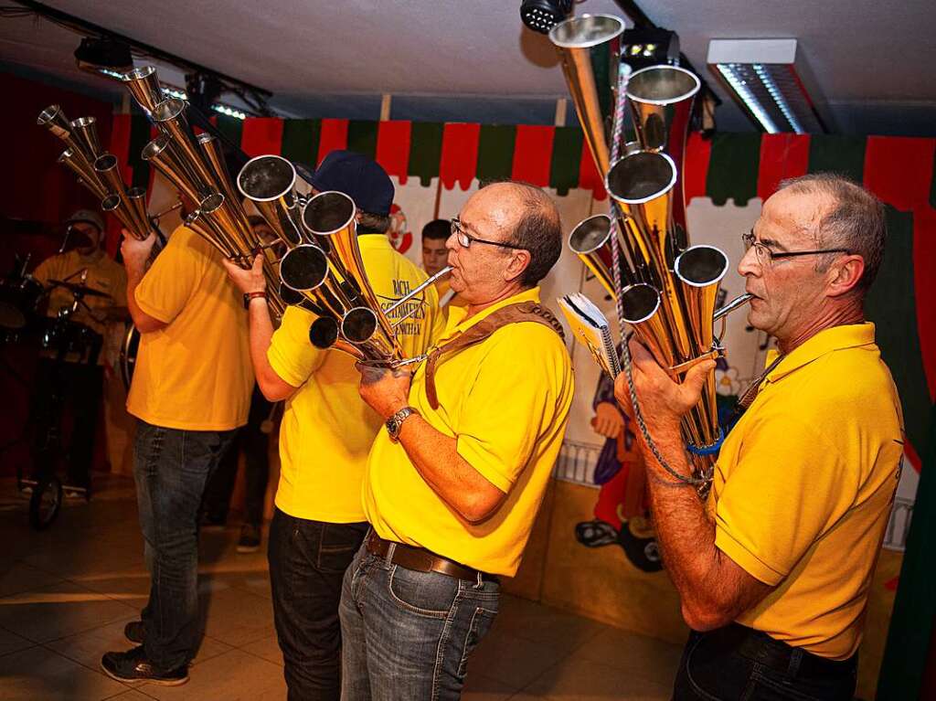 Die Rtenbacher Bachschalmeien brachten Stimmung ins Schulhaus.