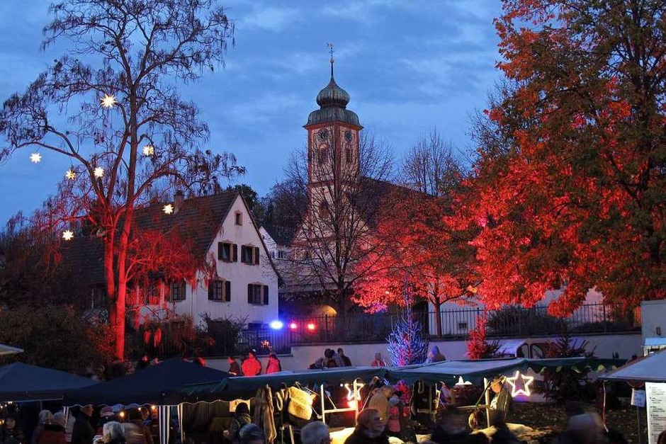 Ein attraktives Angebot an Ständen und eine stimmungsvolle Illumination lockte die Besucher nach Bad Bellingen. (Foto: Jutta Schütz) Ein attraktives Angebot an Ständen und eine stimmungsvolle Illumination lockte die Besucher nach Bad Bellingen. (Foto: Jutta Schütz)