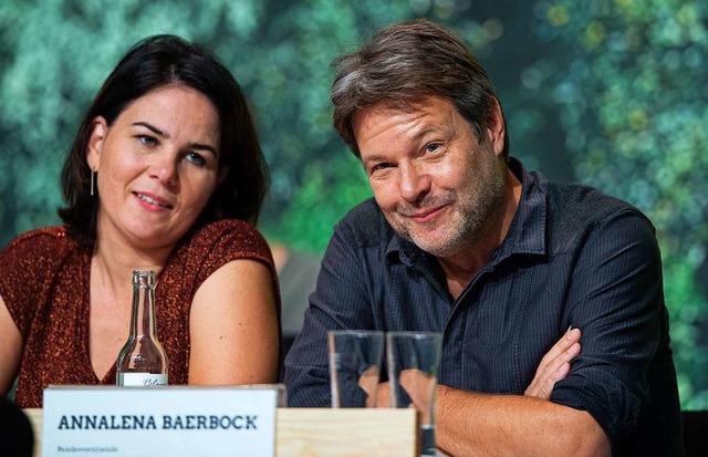 Annalena Baerbock und Robert Habeck, B...n beim Bundesparteitag auf dem Podium.  | Foto: Guido Kirchner (dpa)