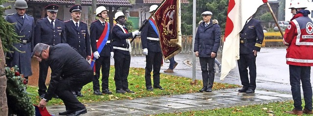 In Kenzingen fand die Gedenkfeier in d...erlegung am Ehrenmal fr Kriegsopfer.   | Foto: Ilona Huege