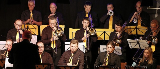 Die Big Band W in Schwarz und Gelb   | Foto: Heidi Fel