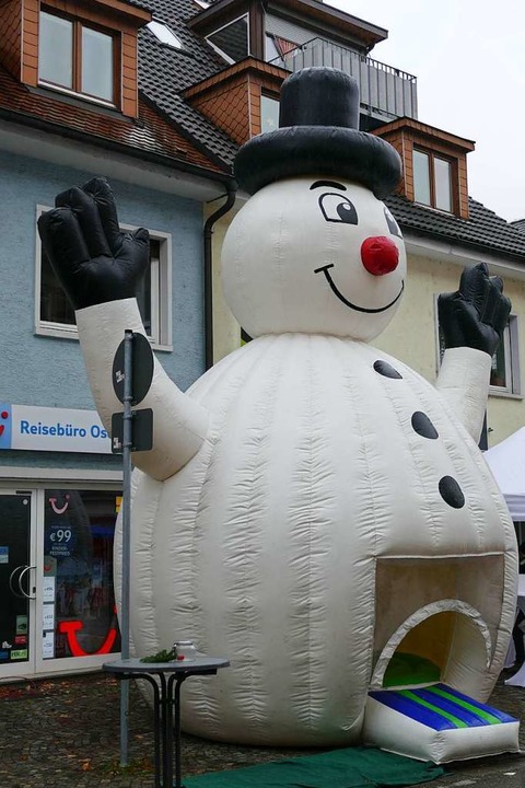 Passend zum Wintermarkt &#8211; ein Schneemann mit Hpfburg im dicken Bauch  | Foto: Sylvia Sredniawa