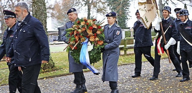 Die Feuerwehr geleitete Hauptmann Stef... Michael Scharf zur Kranzniederlegung.  | Foto: Martha Weishaar