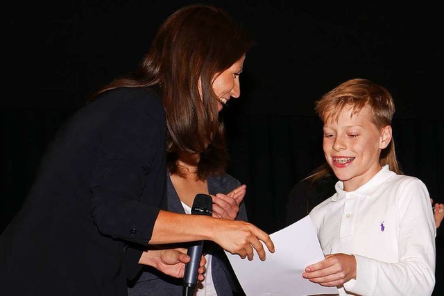 Brgermeisterin Meike Folkerts gratuliert Felix Gollrad.  | Foto: Eva Korinth