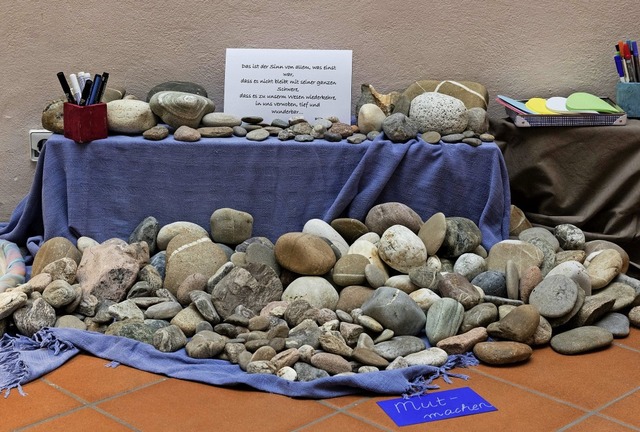 Eine Station der Ausstellung: Steine a...r Schwere, welche die Seele belastet.  | Foto: Gabriele Zahn