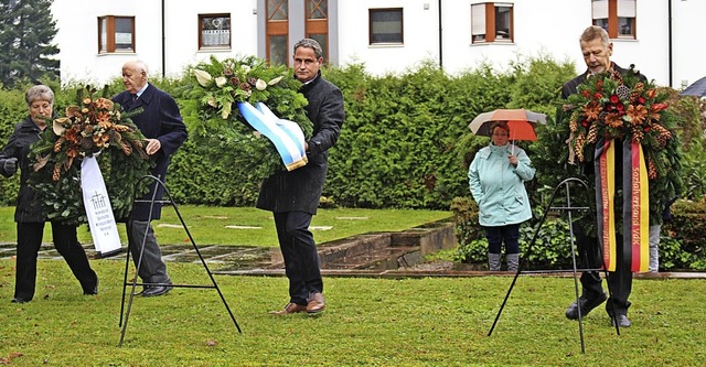 I<BZ-Keyword>m Gedenken</BZ-Keyword> a...danach auf dem Schopfheimer Friedhof.   | Foto: Martin Klabund