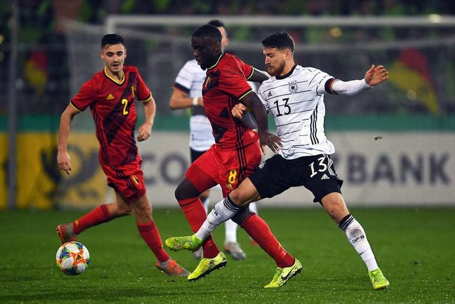 Salih zcan (rechts) von Deutschland i...egen Orel Mangala (Mitte) von Belgien.  | Foto: Patrick Seeger (dpa)