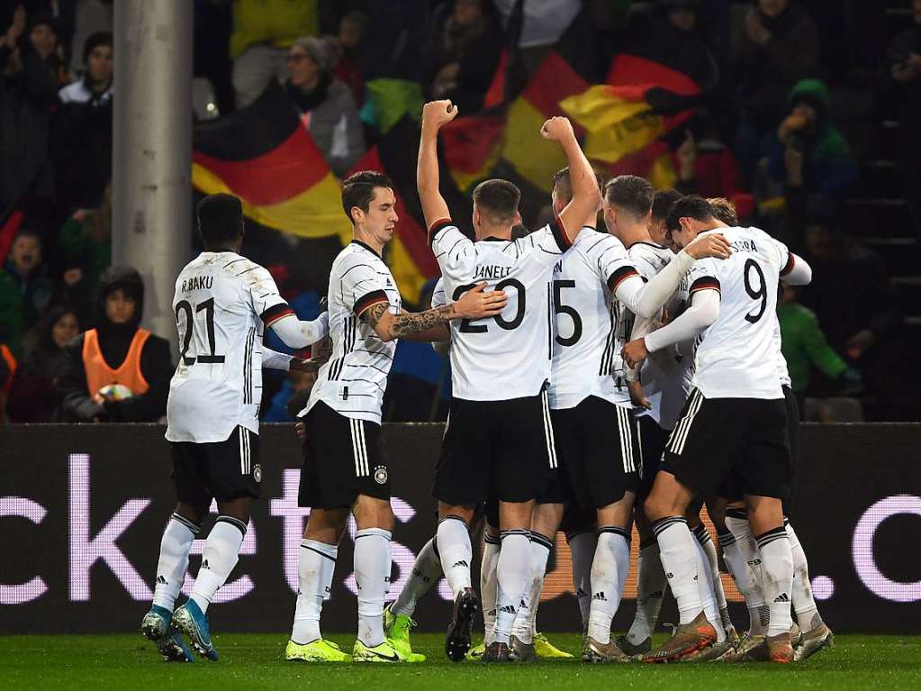 Die Spieler von Deutschland jubeln ber das Tor zum 1:1 von Schlotterbeck (verdeckt).