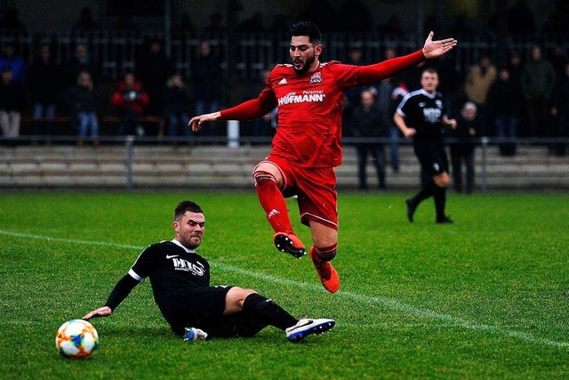 Obenauf sind Igor Son (rotes Trikot) u...erby trennten sich die Teams mit  2:2.  | Foto: Pressebro Schaller