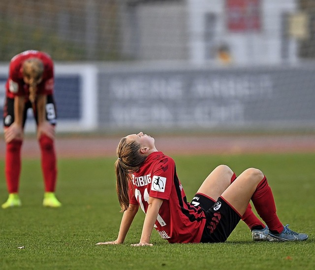 Klara Bhl (vorne) sitzt enttuscht auf dem Rasen.  | Foto: Patrick Seeger