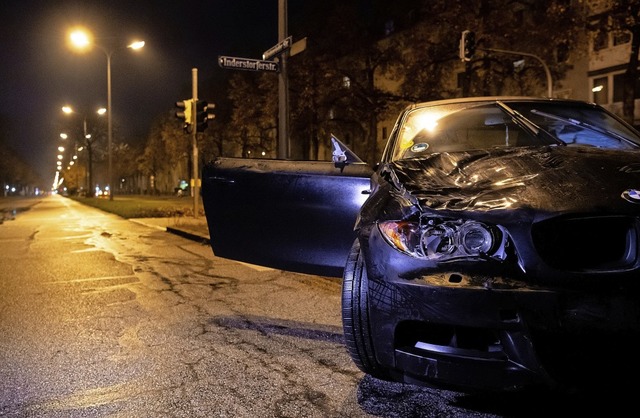 Der Unfallverursacher  verlie sein ze... Die Polizei fasste ihn in einem Park.  | Foto: Sven Hoppe (dpa)