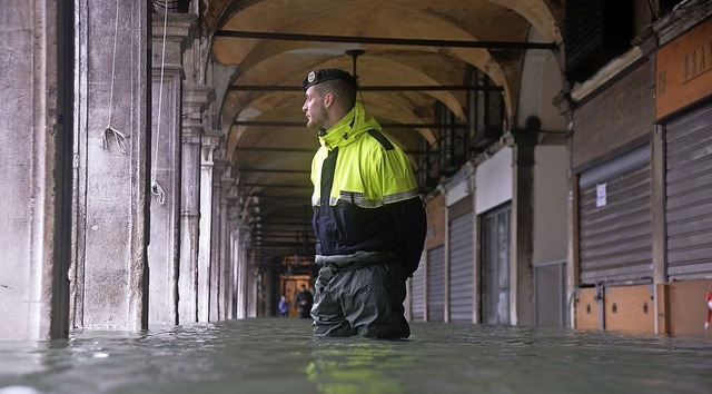 Ein Polizist  in den Fluten am Markusplatz   | Foto: FILIPPO MONTEFORTE (AFP)