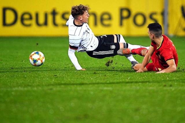 Da geht die Post ab:  Robin Hack (link...eutschland gegen Belgien in Freiburg    | Foto: Patrick Seeger (dpa)