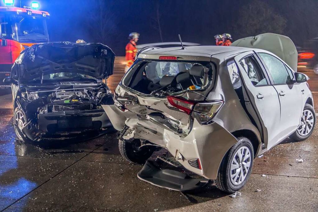 Aus den zerbeulten Autos auf der A5 re...satzkrfte insgesamt sieben Verletzte.  | Foto: Aaron Klewer (dpa)