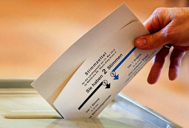 Eine Frau wirft einen Stimmzettel in d...ichtiger Bestandteil einer Demokratie.  | Foto: Oliver Berg (dpa)