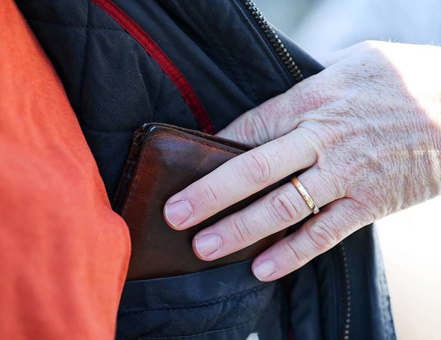 Die Polizei sucht Zeugen, die den Geldbeutel-Klaus aufklren knnten.  | Foto: Arne Dedert