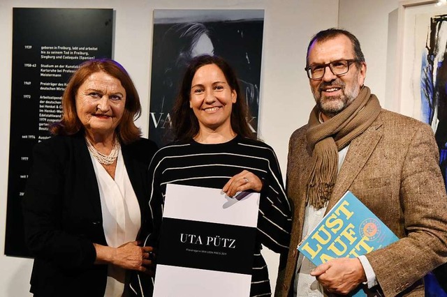Bei der Preisverleihung: Knstlerin Ut...mit Birgit van Look und Ulrich Jeutter  | Foto: Rita Eggstein