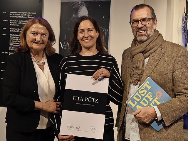 Bei der Preisverleihung: Knstlerin Ut...mit Birgit van Look und Ulrich Jeutter  | Foto: Rita Eggstein