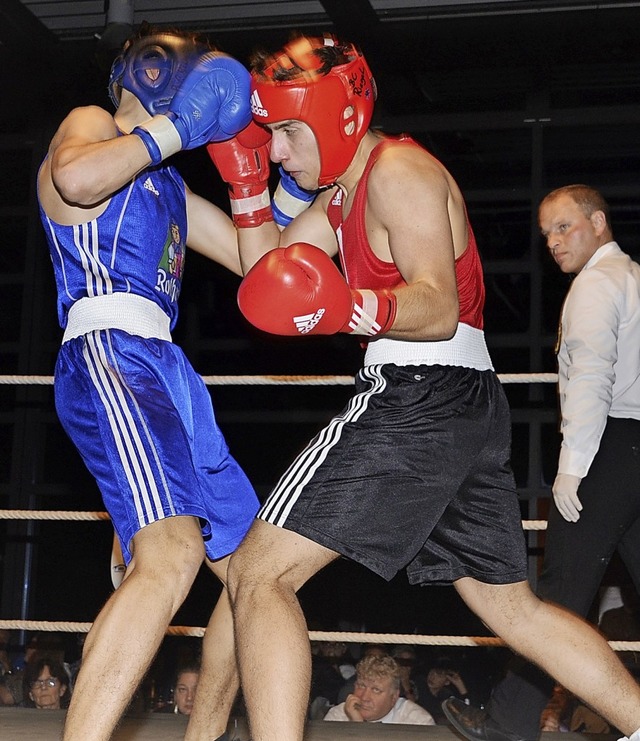 Fabion Bagora vom Boxclub Riegel (Rot)... gegen Maximilian Siegert aus Singen.   | Foto: Roland Vitt