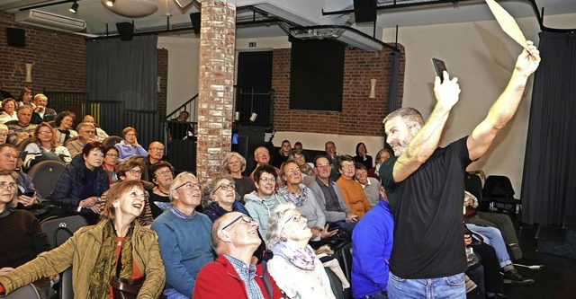 Andreas Dautermann zeigt die die viels...glichkeiten, hier die Handyfotografie.  | Foto: Dieter Erggelet