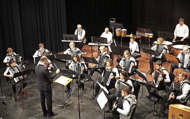 Das Konzertorchester des Handharmonika...terte die Zuhrer beim Jahreskonzert.   | Foto: Karla Scherer