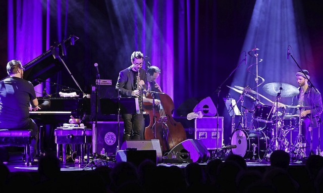 Emile Parisien und Band bei ihrem unve...oensatz in der Offenburger Reithalle  | Foto: Christoph Breithaupt