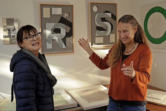 Annette Birnbaum (rechts) mit Doris Hurst vom Kulturamt der Stadt Lahr  | Foto: Bettina Schaller