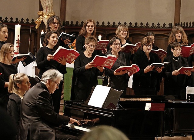 Der Projektchor brachte das Werk in die Kirche.   | Foto: Heidi Fel