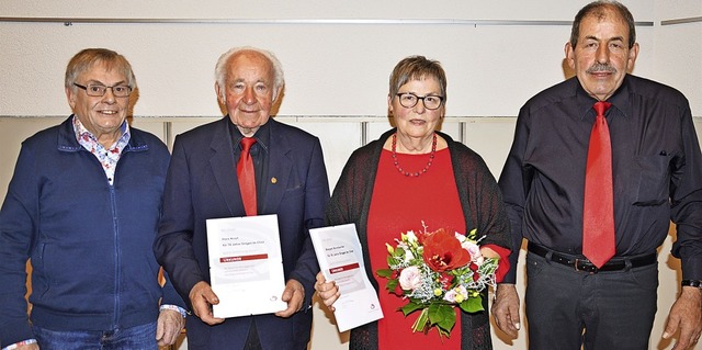 Prsident Hugo Pfefferle vom Alemannis...t Brombacher fr 50 Jahre Singen aus.   | Foto: Georg Diehl