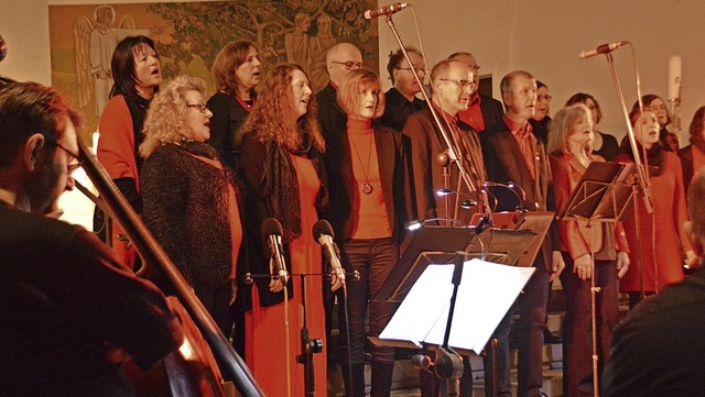 Mit swingenden Gospels und froher Bots...g in die St.-Felix-und-Regula-Kirche.   | Foto: Horatio Gollin